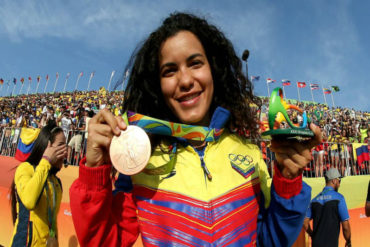 ¡INDIGNADA! Medallista olímpica Stefany Hernández denunció que fue agredida en un restaurante: «Un hombre de seguridad me golpeó la cara y el oído»