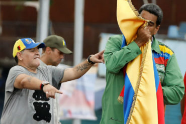 ¡MUY HUMILDE! El modesto regalo que Maradona le trajo a Maduro (+sencillito) (+Fotos)