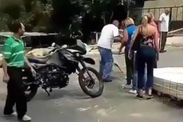 ¡DESALMADO! Un «gatillo alegre» le disparó a un perro durante protesta por agua en La Guairita (VIDEO FUERTE)