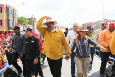 ¡NADA DE AMOR! A Maduro le lanzaron de todo a la tarima de evento de campaña en Apure (VIDEO + escoltas con barreras antibalas)