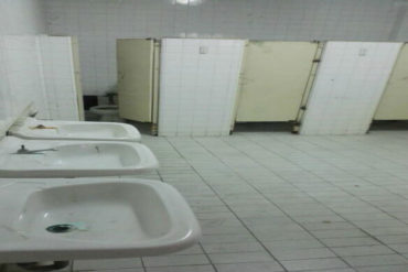 ¡INSALUBRIDAD! Estas son las deplorables condiciones de los baños en el Hospital Materno Infantil de Caricuao (+Fotos)