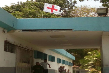 ¡VEA! Colocan bandera de la Cruz Roja en Hospital de Anzoátegui por crisis humanitaria (+Foto)