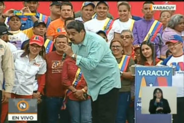 ¡PATÉTICO! Maduro a mujer que suplicaba por una vivienda: «Mamita, vamos a esperar, aquí pasaron 200 años y nunca le dieron casa a nadie» (+Video)