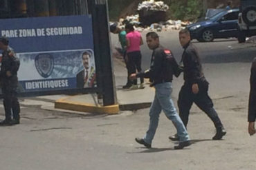 ¡INTIMIDAN! Funcionarios del Sebin tomaron fotos a las personas que estaban a las afueras de El Helicoide