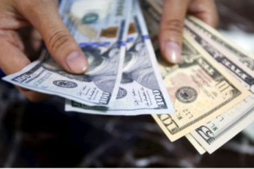 ¡SIGUE EL DESASTRE! Precio del dólar es 27 veces más alto en las casas de cambio del país autorizadas