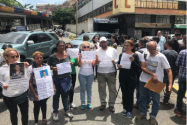 ¡SIN RESPUESTAS! Familiares de presos políticos exigen su liberación en las afueras de El Helicoide este #23May