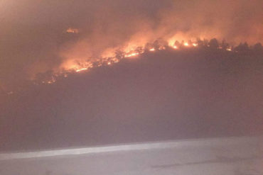 ¡INCREÍBLE! Vecinos y bomberos usaron agua de piscina para apagar el incendio en Manzanares