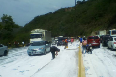 ¡VANDALISMO! Un camión que transportaba sal volcó este #23May en la GMA y lo saquearon (FOTOS)