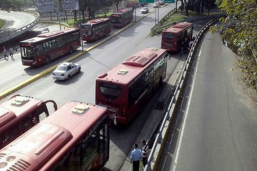 ¡SE LO MOSTRAMOS! Mientras medio país sufre por falta de transporte, Maduro llenó de autobuses las calles para marcha del #1May (Fotos+Video)