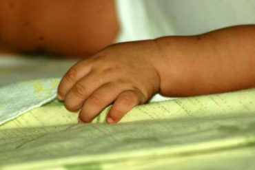 ¡CRISIS HOSPITALARIA! La denigrante condición en la que supuestamente atienden a un bebé en un CDI (+Foto que indigna las redes)