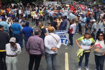 ¡SIGUEN DE PIE! En protesta por la crisis trabajadores toman la Francisco de Miranda a la altura del Centro Lido (+Fotos)