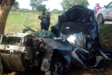 ¡TERRIBLE! Dos muertos y tres heridos en choque contra un árbol en Guárico (tenían pensado iniciar una nueva vida en Perú)