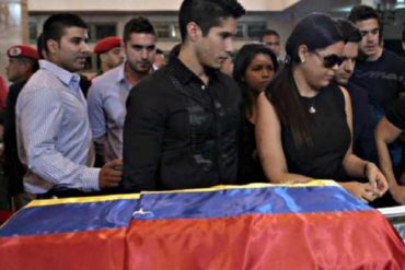 ¡CANDELA! Lo que dice Chyno Miranda de su foto en el funeral de Chávez: «Me utilizaron» (+Video)