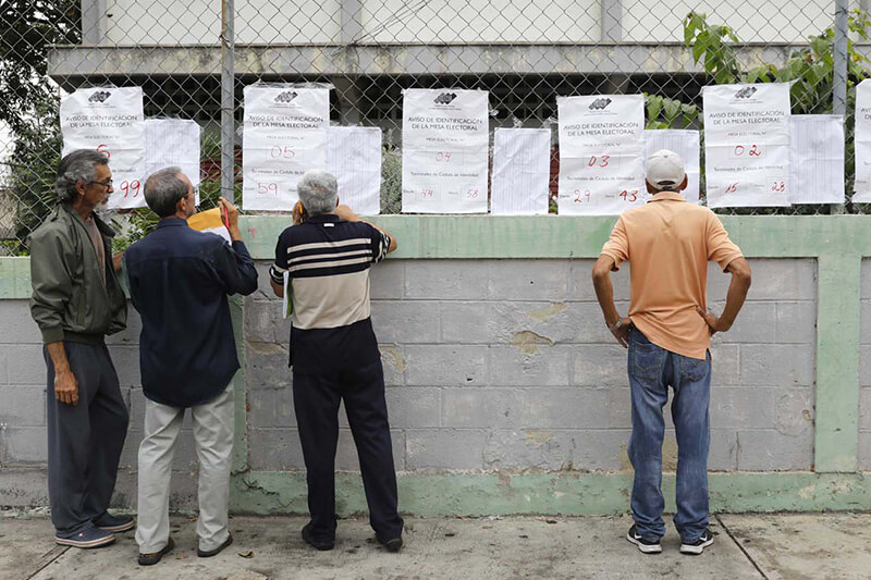 elecciones-presidenciales-20M-venezolanos-votando-centro-de-votacion-13