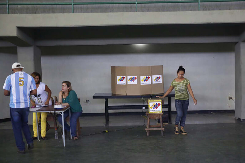 elecciones-presidenciales-20M-venezolanos-votando-centro-de-votacion-CNE-49