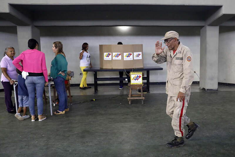 elecciones-presidenciales-20M-venezolanos-votando-centro-de-votacion-CNE-51