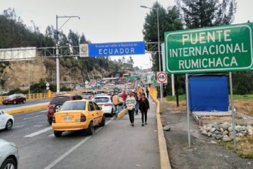 ¡VEAN! En la frontera de Colombia y Ecuador venezolanos hacen largas colas desde la madrugada para sellar el pasaporte (+Video)