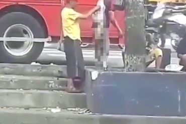 ¡ATROZ! Difunden video de un hombre que despelleja a un perro en plena calle para poder comer (+Video fuerte)