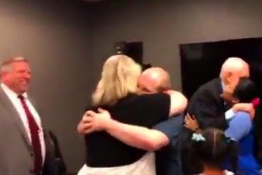 ¡CONMOVEDOR! El momento en que Joshua Holt se reencuentra con su familia tras llegar a suelo estadounidense (+Video)