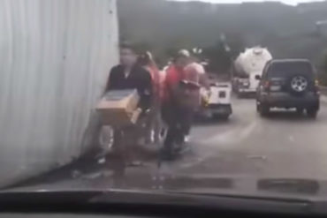 ¡MISERABLE! Saquean camión accidentado en la ARC con uno de los pasajeros muerto a pocos metros (+Video)