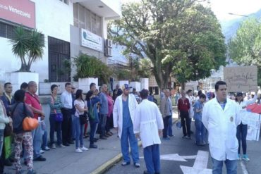 ¡ATENCIÓN! Denuncian que colectivos encapuchados con banderas rojas intimidan marcha de médicos en Mérida