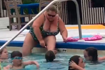 ¡SIN VERGÜENZA! Mujer causa polémica al depilarse las piernas en plena piscina de hotel y frente a decenas de bañistas