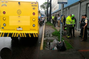 ¡TIPO PELÍCULA! Ladrones en silla de ruedas y en bicicleta robaron vehículo blindado en Bogotá (+Video)