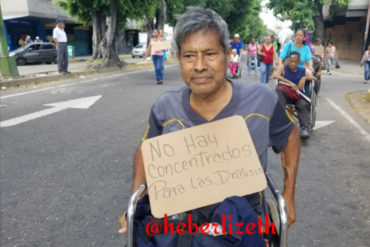 ¡QUÉ DOLOR! Paciente renales en silla de ruedas trancaron avenida Lara para protestar por falta de insumos