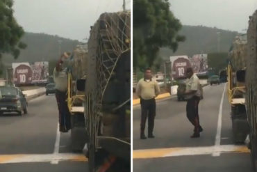 ¡QUÉ JOYITAS! Policías fueron pillados robando dos piñas de un camión en una alcabala en Carabobo (+Video)