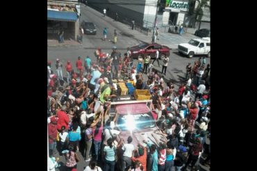 ¡BOZAL DE AREPA! En Charallave repartieron mangos mientras esperaban el acto de Maduro (+Video)