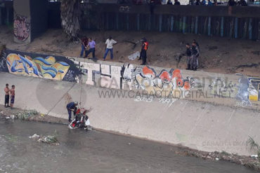 ¡LAMENTABLE! Encontraron el cuerpo de un hombre en el río Guaire con varias puñaladas en el rostro (+Fotos)