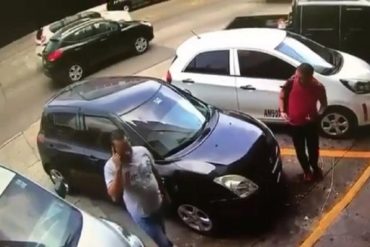 ¡MOSCA! El hábil modus operandi que aplican a los conductores en los estacionamientos para robarlos (+Video)