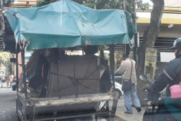 ¡INDIGNANTE! El transporte improvisado que circula en el centro de Caracas por la crisis (Nico se hace la vista gorda)