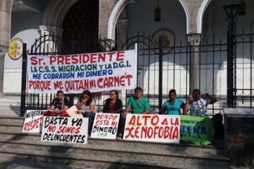 ¡ENTÉRESE! Venezolanos en Panamá protestan por retiro de carnets de residencia alegando irregularidades