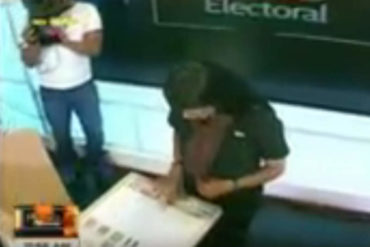 ¡YA ES COSTUMBRE! Demostración de cómo votar en VTV se convierte en un acto a favor de Maduro