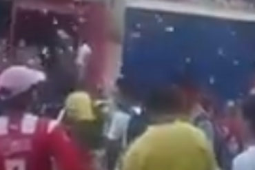 ¡POR DEVALUADOS! Comerciantes venezolanos lanzan bolívares en las calles de Maicao (+Video)