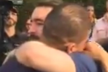 ¡SE LO MOSTRAMOS! El emotivo reencuentro del diputado Gilber Caro y Daniel Ceballos tras ser excarcelados (VIDEO)