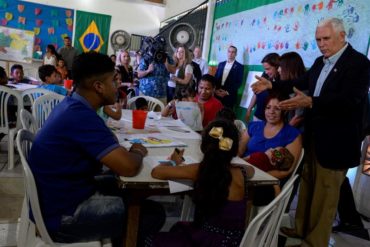 ¡BUEN GESTO! Pence visitó a refugiados venezolanos en Brasil y reiteró críticas a Maduro (Fotos+Video)