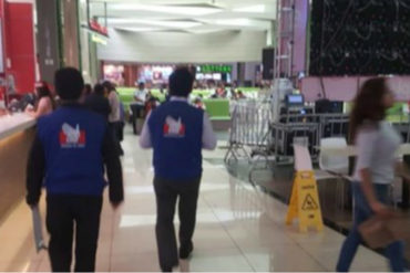 ¡DESCONTROLADOS! Fanáticos peruanos destrozaron la feria de un centro comercial tras eliminación de su selección (+Video)