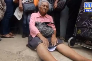 ¡HECHO EN REVOLUCIÓN! Una abuela se desmayó en medio de una larga cola para entrega de cajas de Clap (+Video)