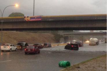 ¡COLAPSO TOTAL! Fuertes lluvias dejaron inundada la Francisco Fajardo, a la altura de Altamira (+Fotos)