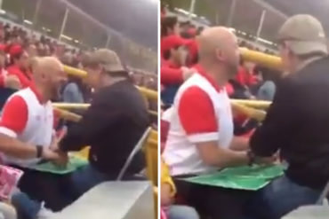 ¡EMOCIONANTE! Mira cómo este hombre le cuenta a su amigo ciego lo que pasa en un partido de fútbol con sus manos y un tablero (+Video)
