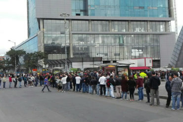 ¡OBSERVA, NICO! Largas colas en los Consulados de Colombia en Venezuela para votar en la segunda vuelta de las presidenciales (Fotos+Videos)