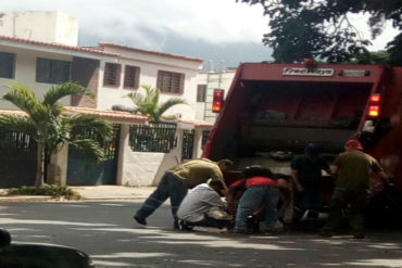 ¡SOLO EN REVOLUCIÓN! La Venezuela socialista: dos hombres se pelearon por unos huesos en pleno camión de basura