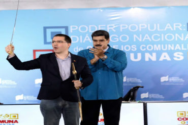 ¡EL CIRCO! Maduro condecoró a Arreaza «por su actuación en la OEA» (le dio la réplica del sable de Bolívar) (+Video)