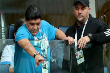 ¡QUÉ BOCHORNO! Así estaba Maradona antes de perder el conocimiento en pleno estadio  (+Video)