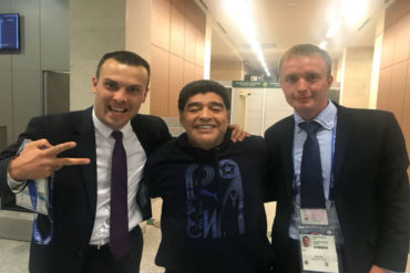 ¡Y CON SU MEJOR SONRISA! Aseguran que Maradona pasó la “emoción” y ya está rumbo a Moscú (+Foto prueba)