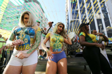 ¡UPA, CACHETE! Las brasileñas celebraron con las lolas afueras el triunfo de su selección ante Costa Rica (+Fotos sexys)