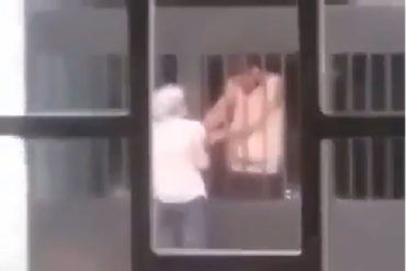 ¡MÍRELO! Un hombre le cayó a patadas a su mamá en Puerto Ordaz y causó conmoción en las redes (+Video)