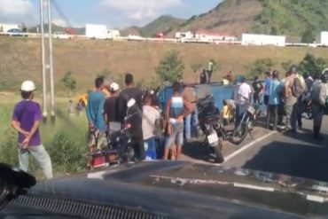 ¡ATENCIÓN! Saquearon camión con cerveza volcado en la Autopista Regional del Centro este viernes#1Jun (+Video)